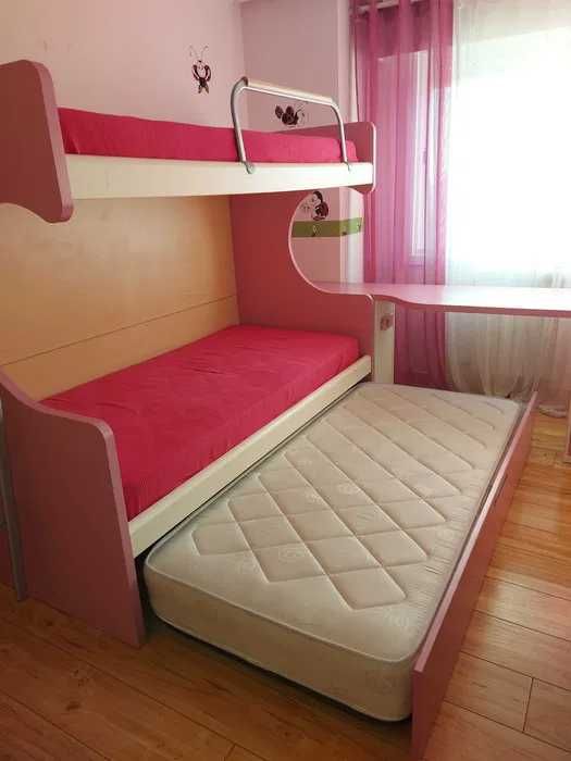Beliche como novo com 3 camas em madeira + colchões + secretária