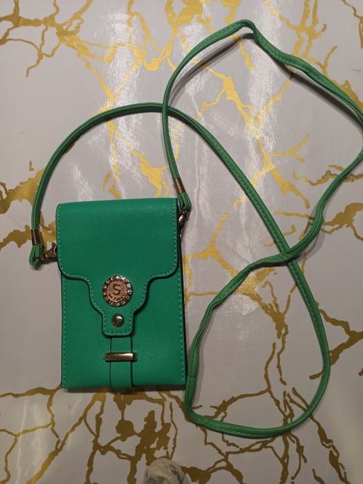 Mała torebka dla dziewczynki na telefon