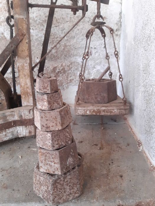 Balança antiga de madeira