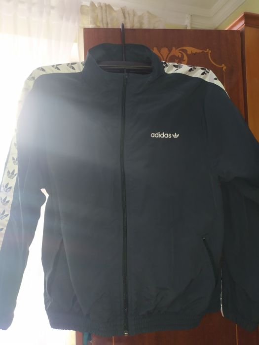 Вітровка Adidas Розмір L-M
Довжина - ,63см
Ширина -56 см
Рукав -73 см