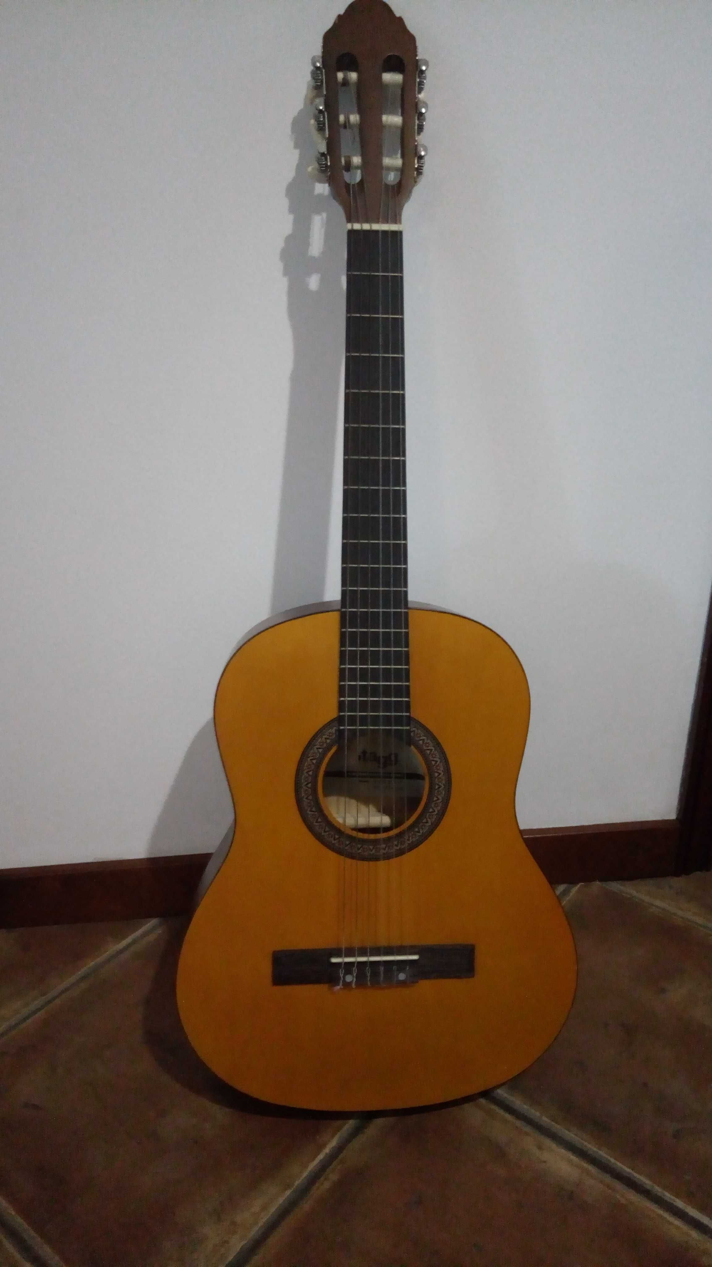 Guitarra clássica,de cor castanha.