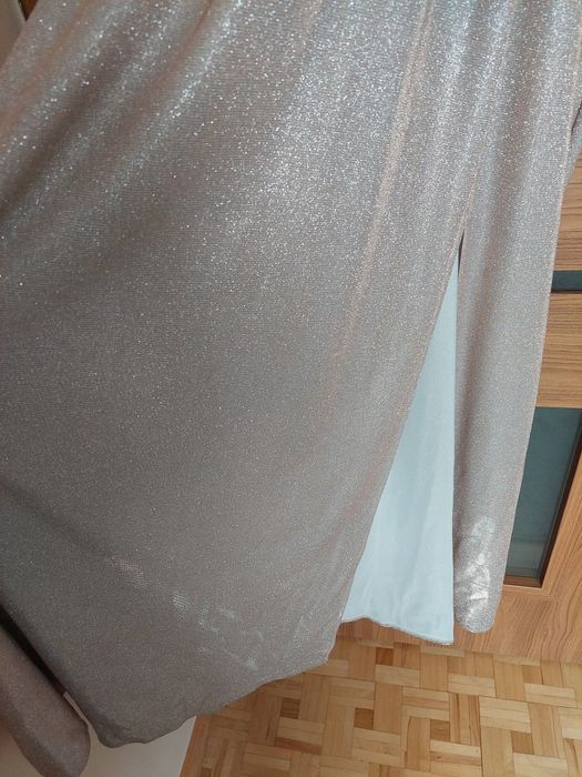 Złota sukienka długa na wesele z krótkim rękawkiem