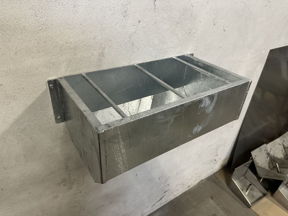 Karmidło żłób dla koni poidło żłób metalowy