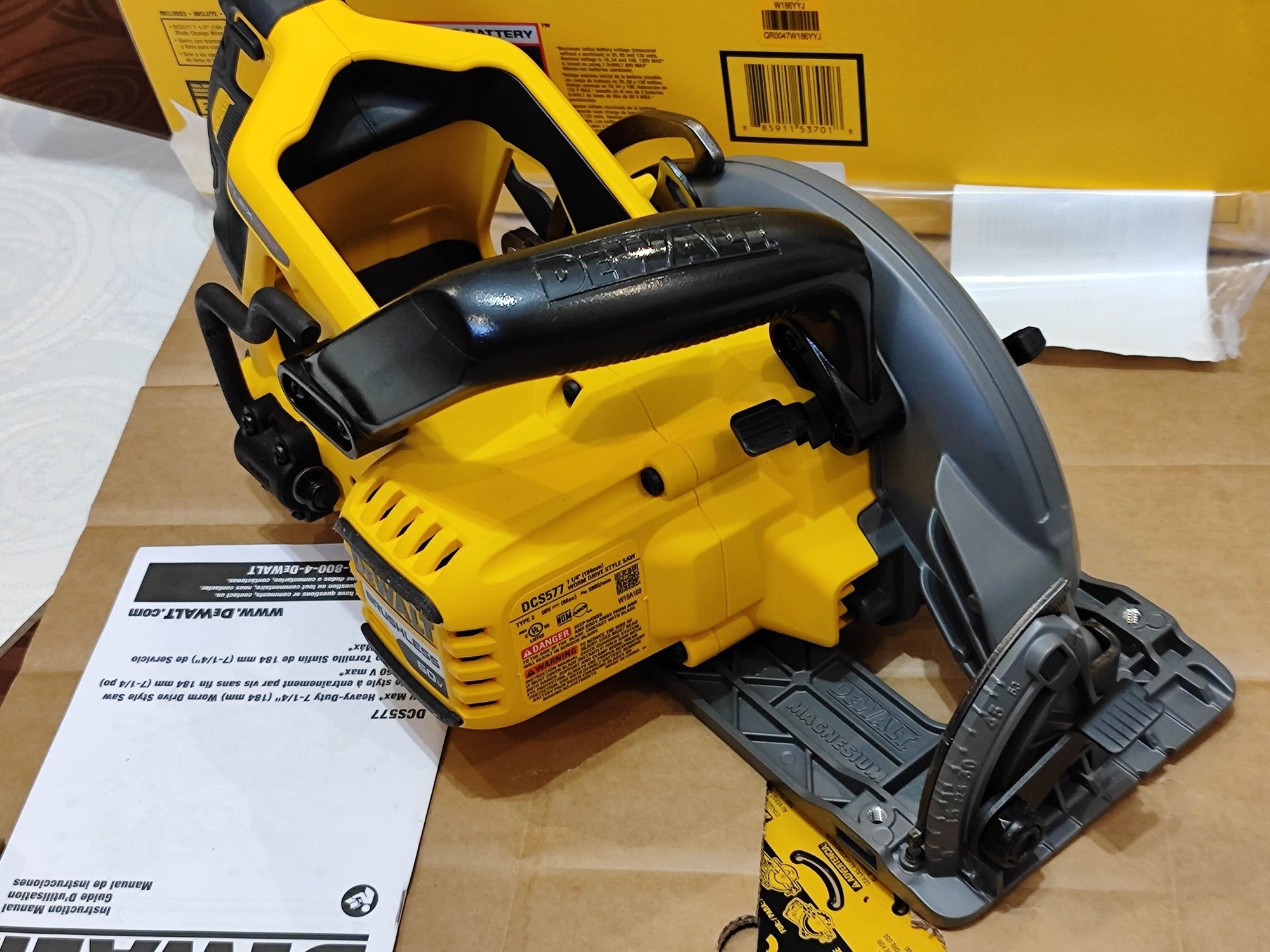 Акумуляторна дискова пила DeWALT DCS577B FLEXVOLT торцовка девольт