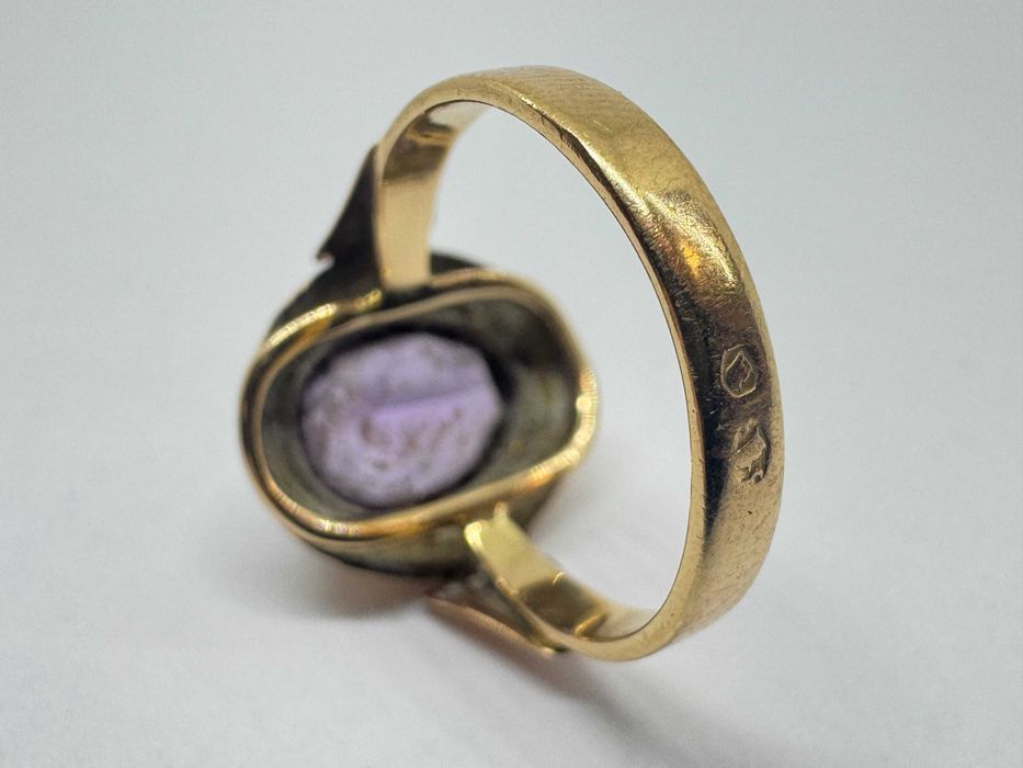 Złoty pierścionek z fioletowym oczkiem pr585 waga 3,45g rozmiar 12