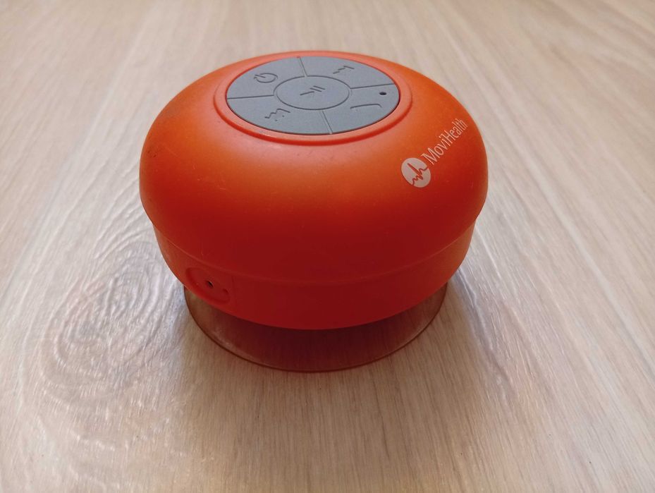 Блютуз колонка, рабочая. Громкая, на присоске. Батарея хорошая.