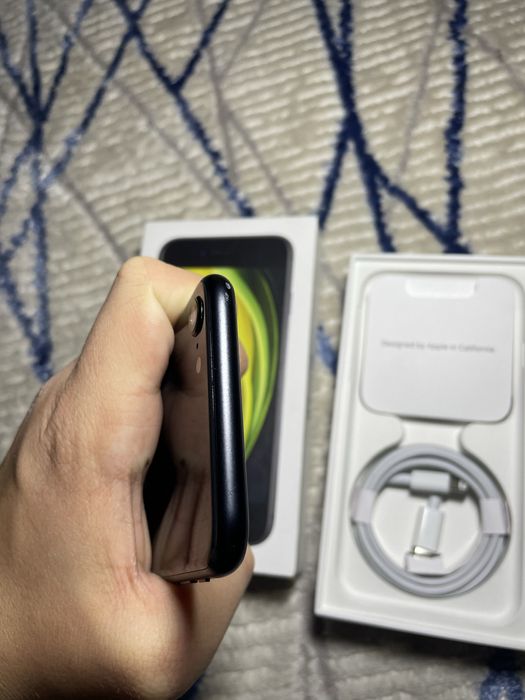 iPhone se 2020 black 64gb newerlock