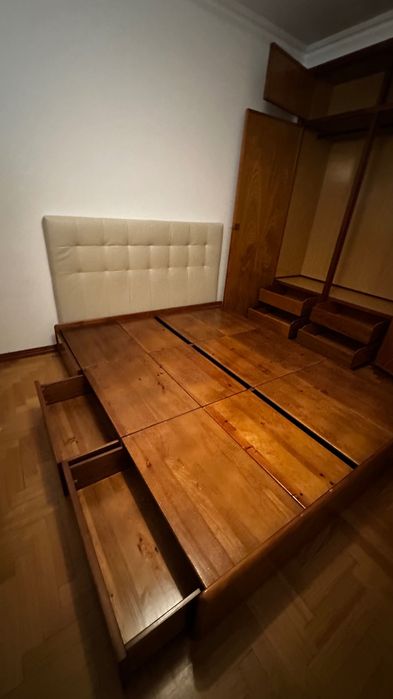 Cama Cerne 200x180 cm — Madeira Maciça, em Bom Estado