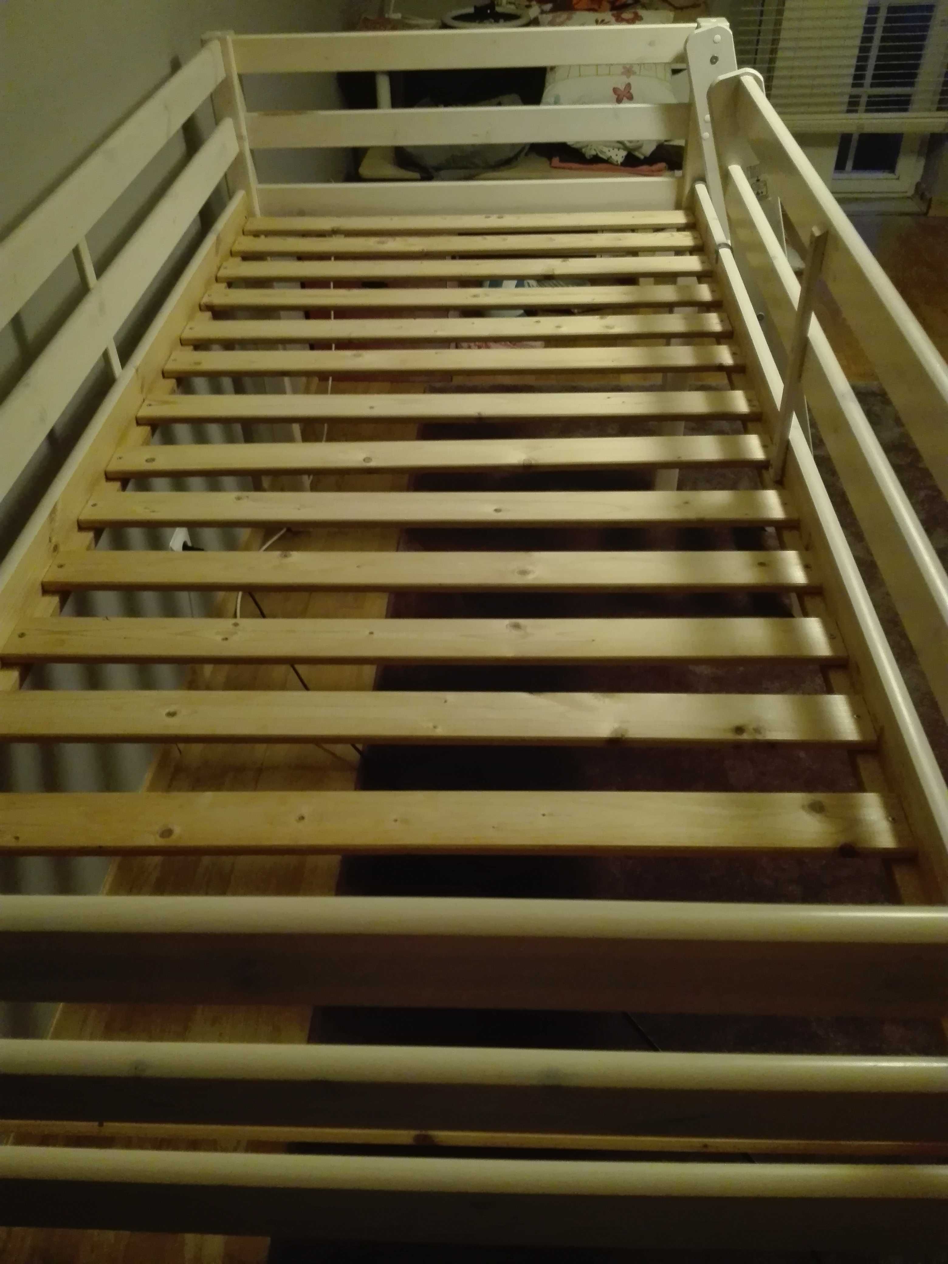 Cama com colchao e escadas para criança