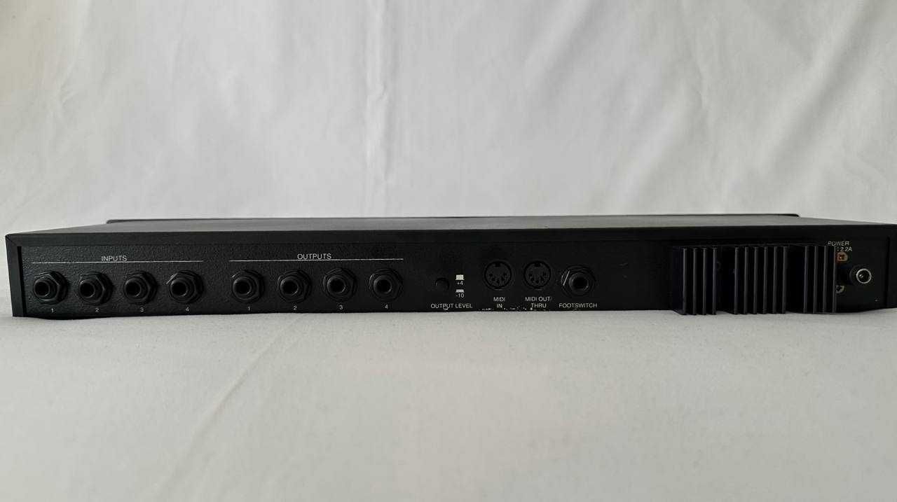 Digitech Studio Quad– Procesor efektów wielozadaniowy 4xStereo FX Rack