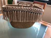 Cesta em palha com aplicações de macramé