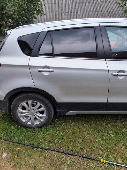 Suzuki sx4 дверка права задня з царапиною