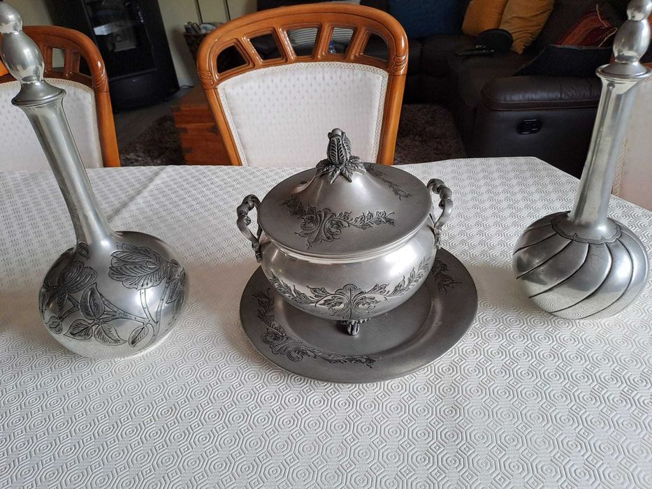 BONITO Conjunto decorativo de terrina e 2 garrafas em estanho