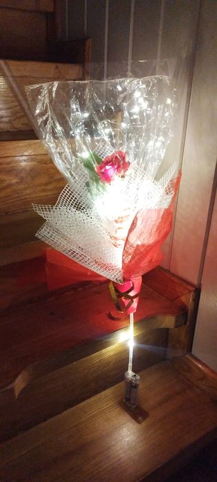 Śliczna świecąca róża święta dekoracja prezent walentynki