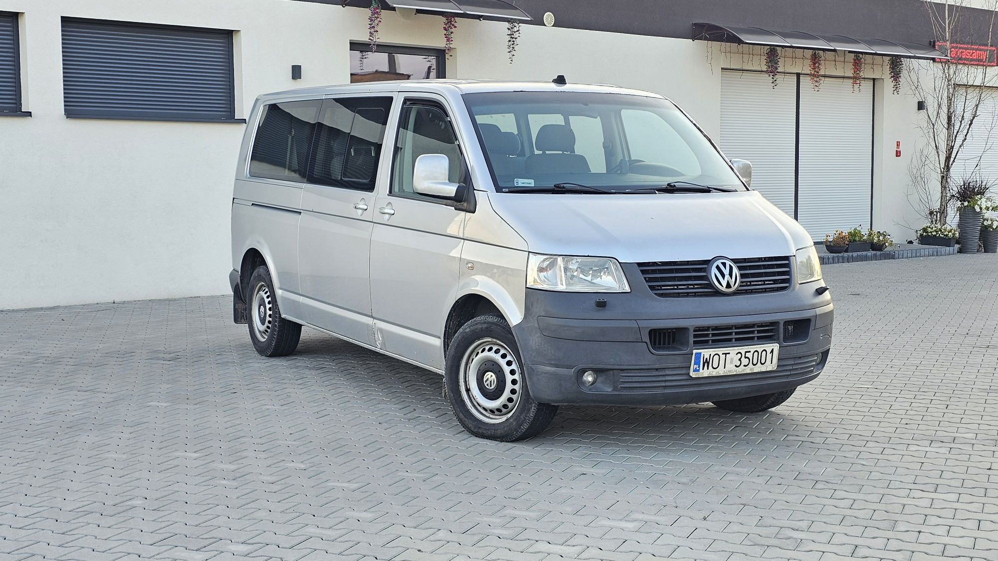 Sprzedam VW caravelle 2007 rok 2.5 130 km 9 osobowe
Samochód ma podnie