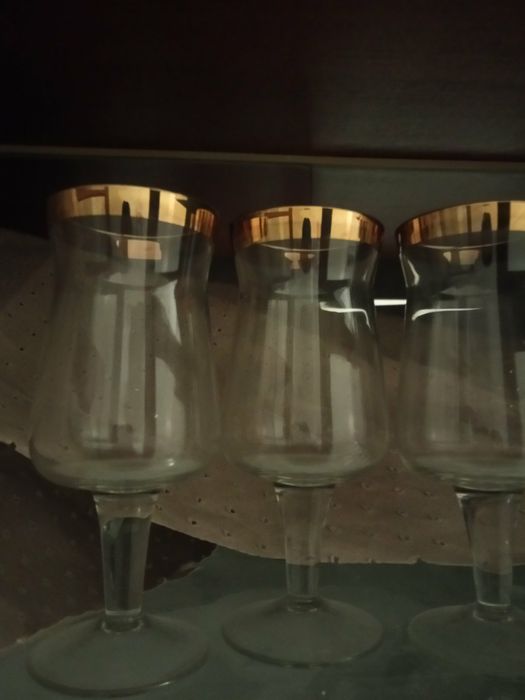 Посуда тарілки чашки келихи