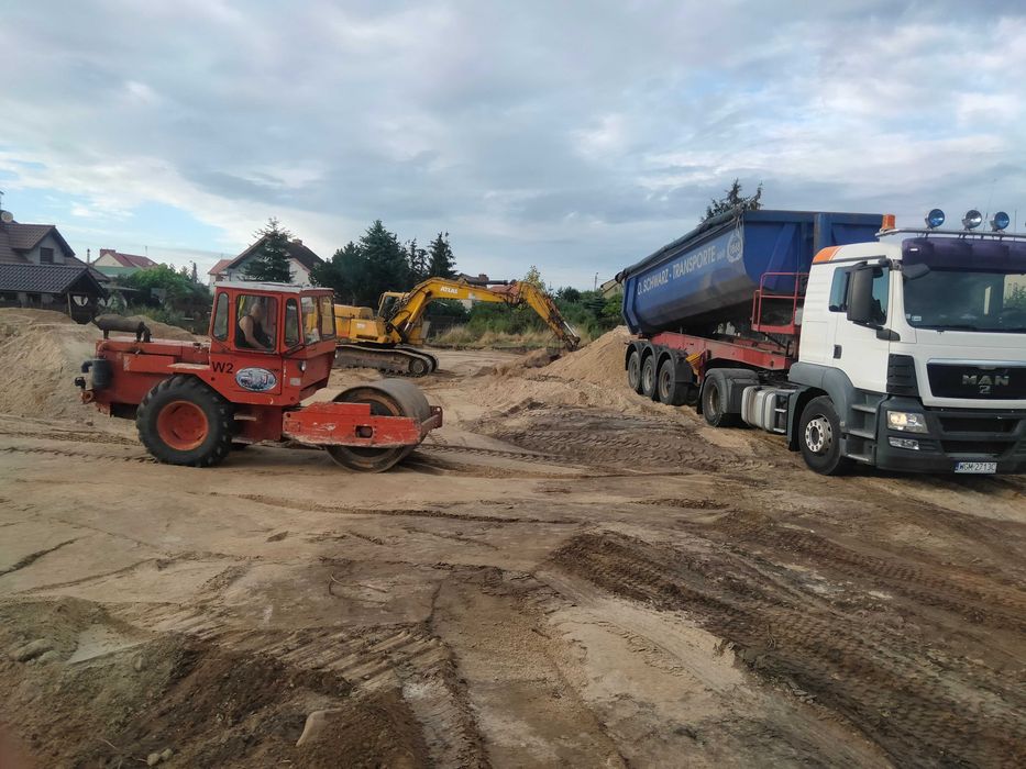 Transport Wywrotką Czteroosiową Naczepą Wanną Wywrotki Usługi Wozidłem