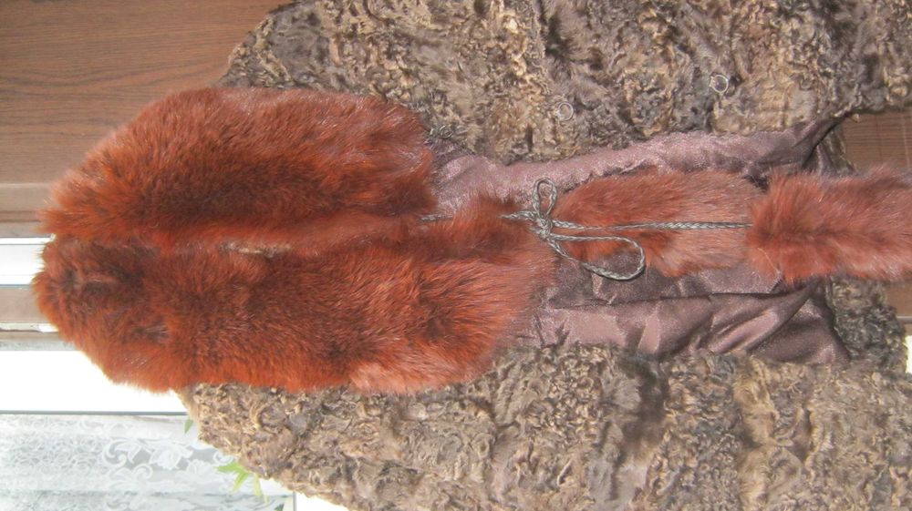 Urocze futerko  z karakułów z kołnierzem z lisa