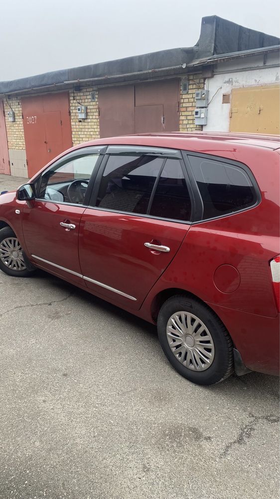 Продам Kia Carens 2008 2.0 бензин