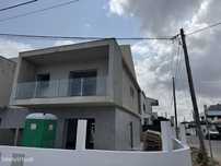 Moradia Geminada Estrear T 3 Duplex, excelente localização, pronta ...