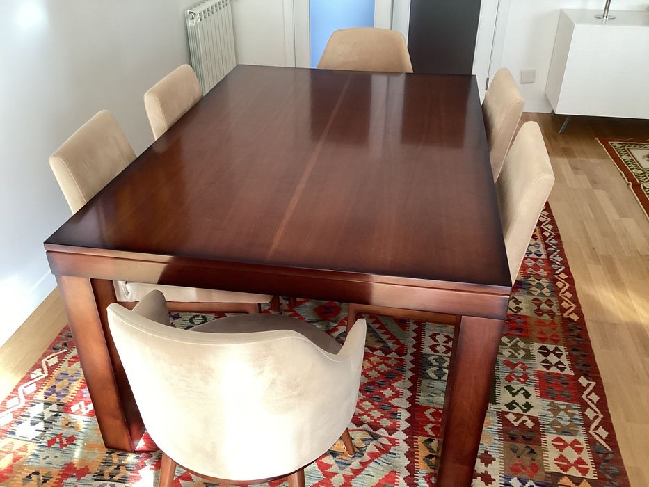 Mesa de Jantar em cerejeira, 1,70 X 1,15 X 0,77 m com 6 cadeiras.