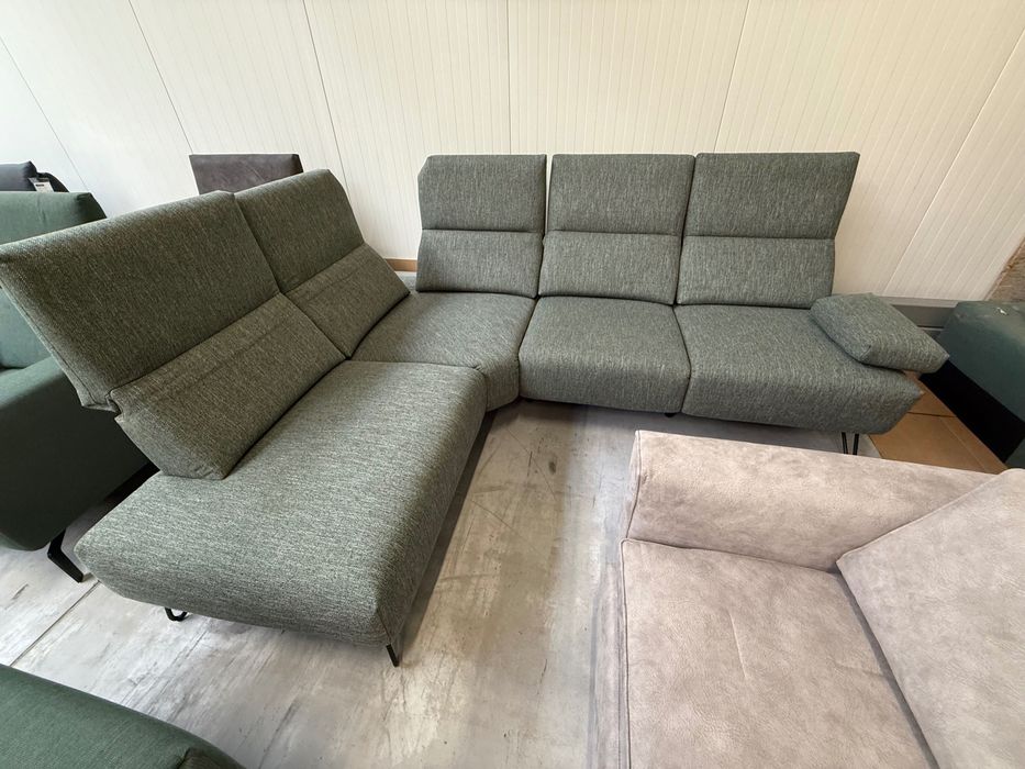 Nowoczesny narożnik z regulowanymi oparciami:połączenie stylu&komfortu