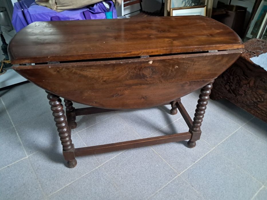 Mesa oval holandesa