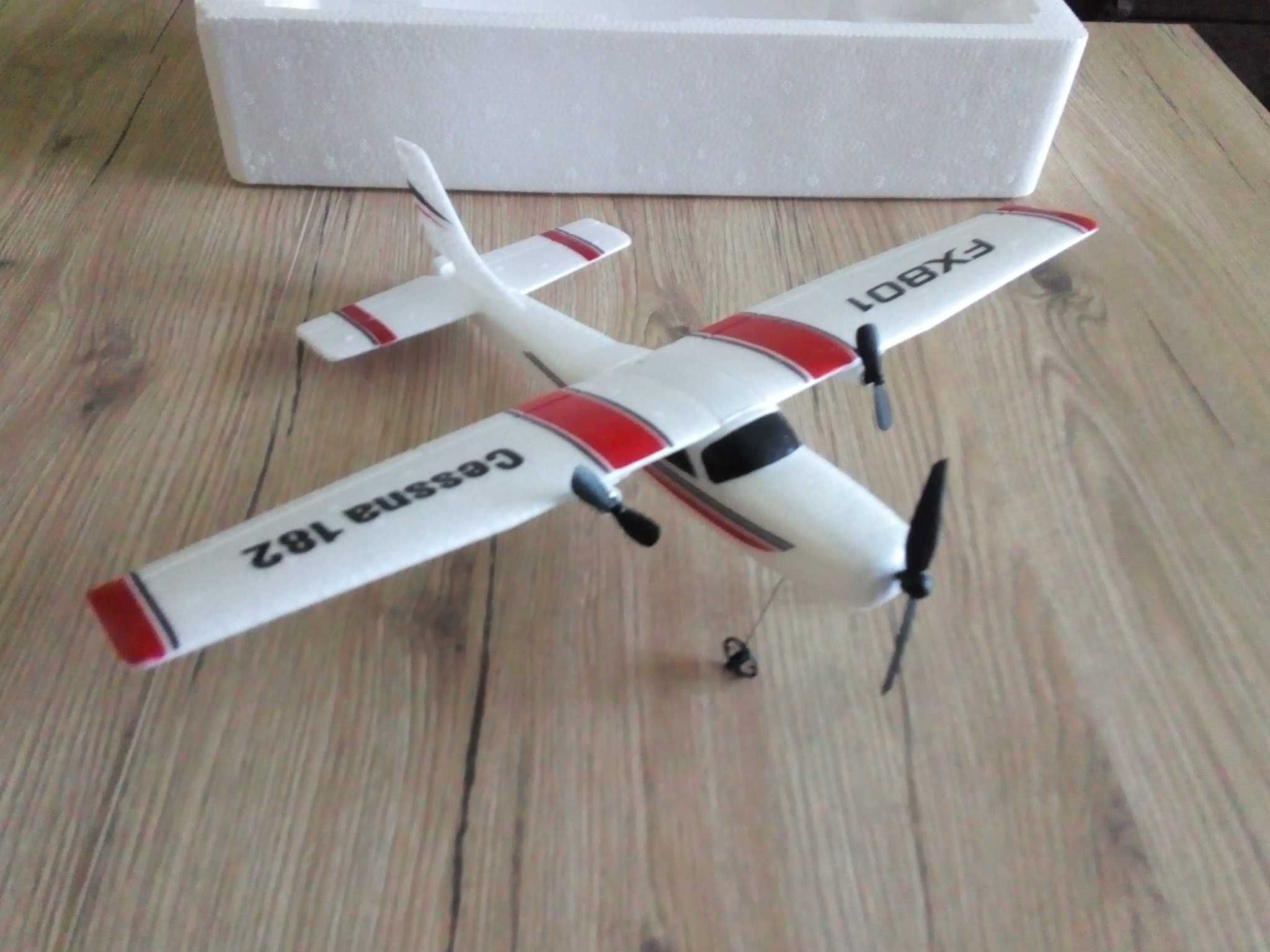 Model FX801 Samolot Zdalnie Sterowany RC  2k  38,5x31