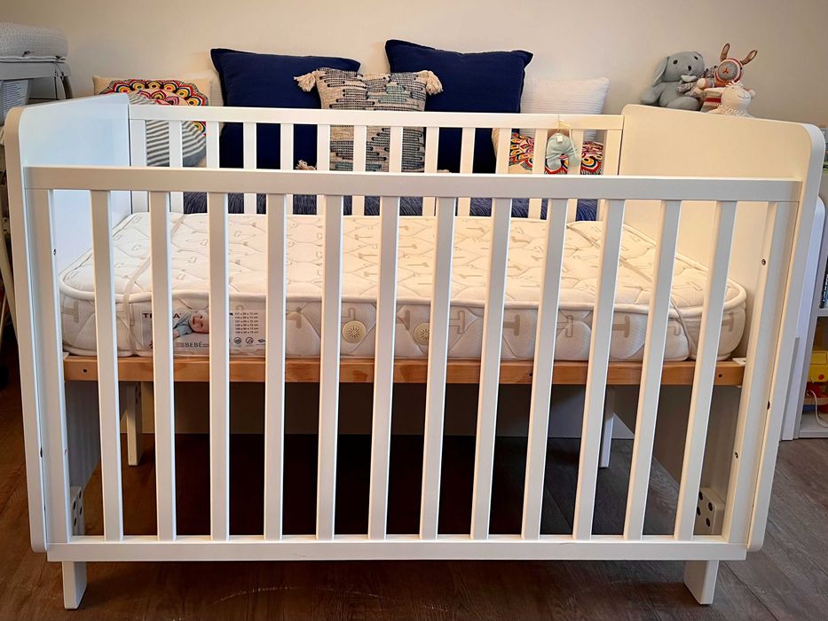 Cama e colchão de bébé