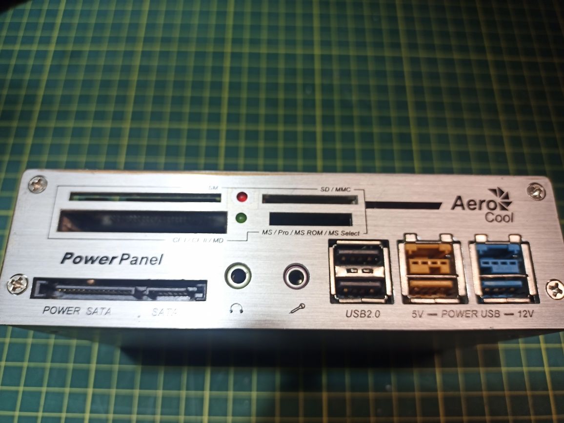 Aero panel do PC wyjścia dysku SATA, karty pamięci i  USB aluminium.