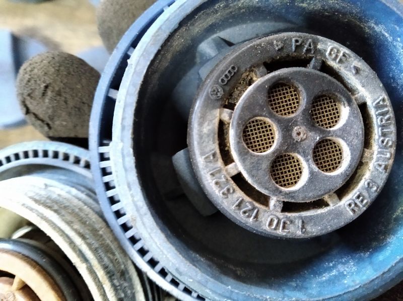 Крышка бака расширительного бачка VW Passat B5 B6 Golf 4 5 Tauran Audi