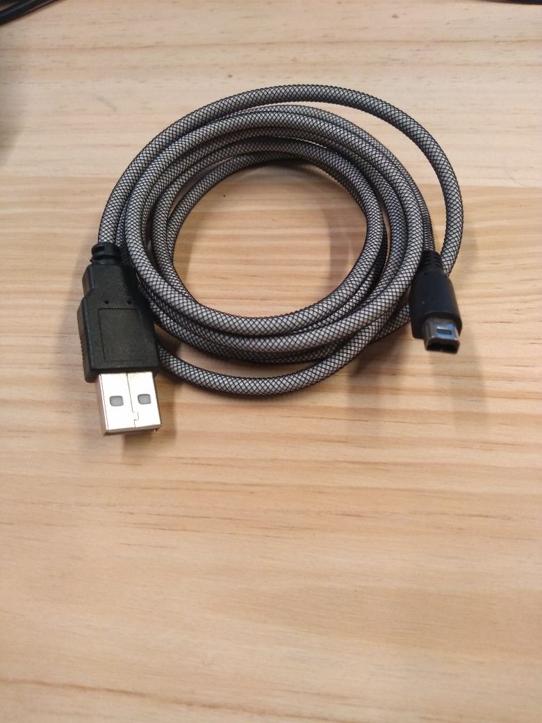 3ds e DS - Cabo de carga USB, pode usar o seu carregador de telemóvel.