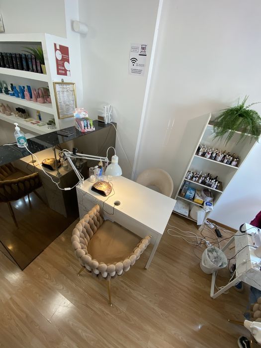 Mesa de Manicure Profissional – Espaço Pronto para Trabalhar | Amadora