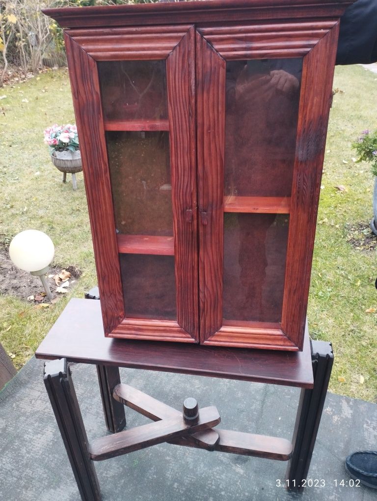Stolik i szafka drewniana
