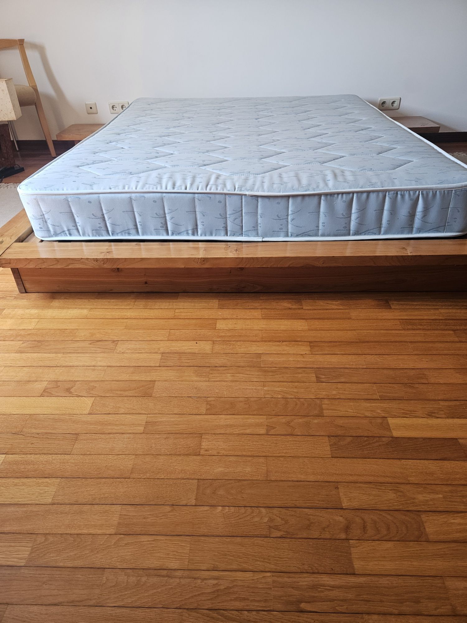 Cama de casal com colchao - madeira