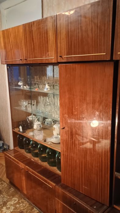 Продается стенка производства СССР с посудой