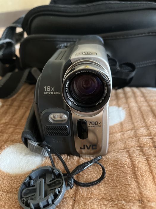 Продам видеокамеру кассетную JVC