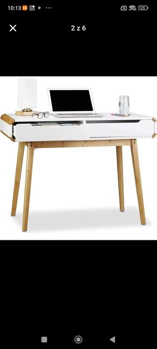 Białe biurko i szuflada na drewnianym stelażu