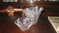 jarras em vidro com formato ondulado