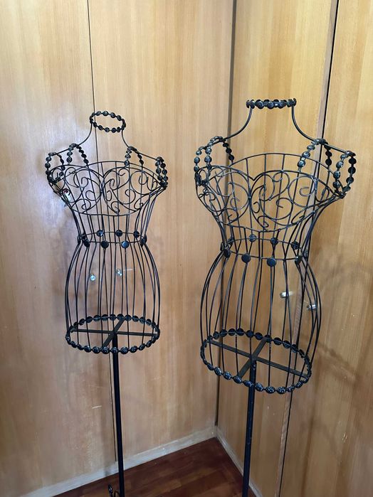 2 Manequins em Ferro Suportes para Roupa - Estilo Vintage, Como Novos