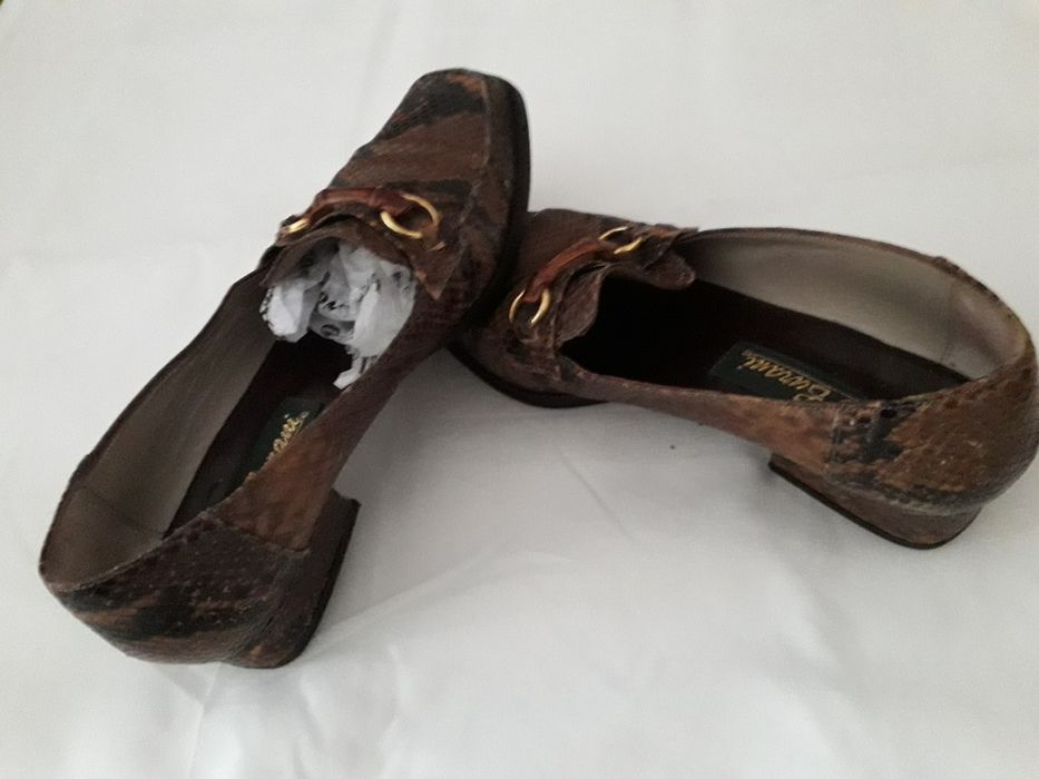 Sapatos vários em bom estado