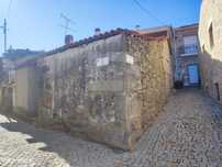 Moradia T2 em banda para Reconstruir