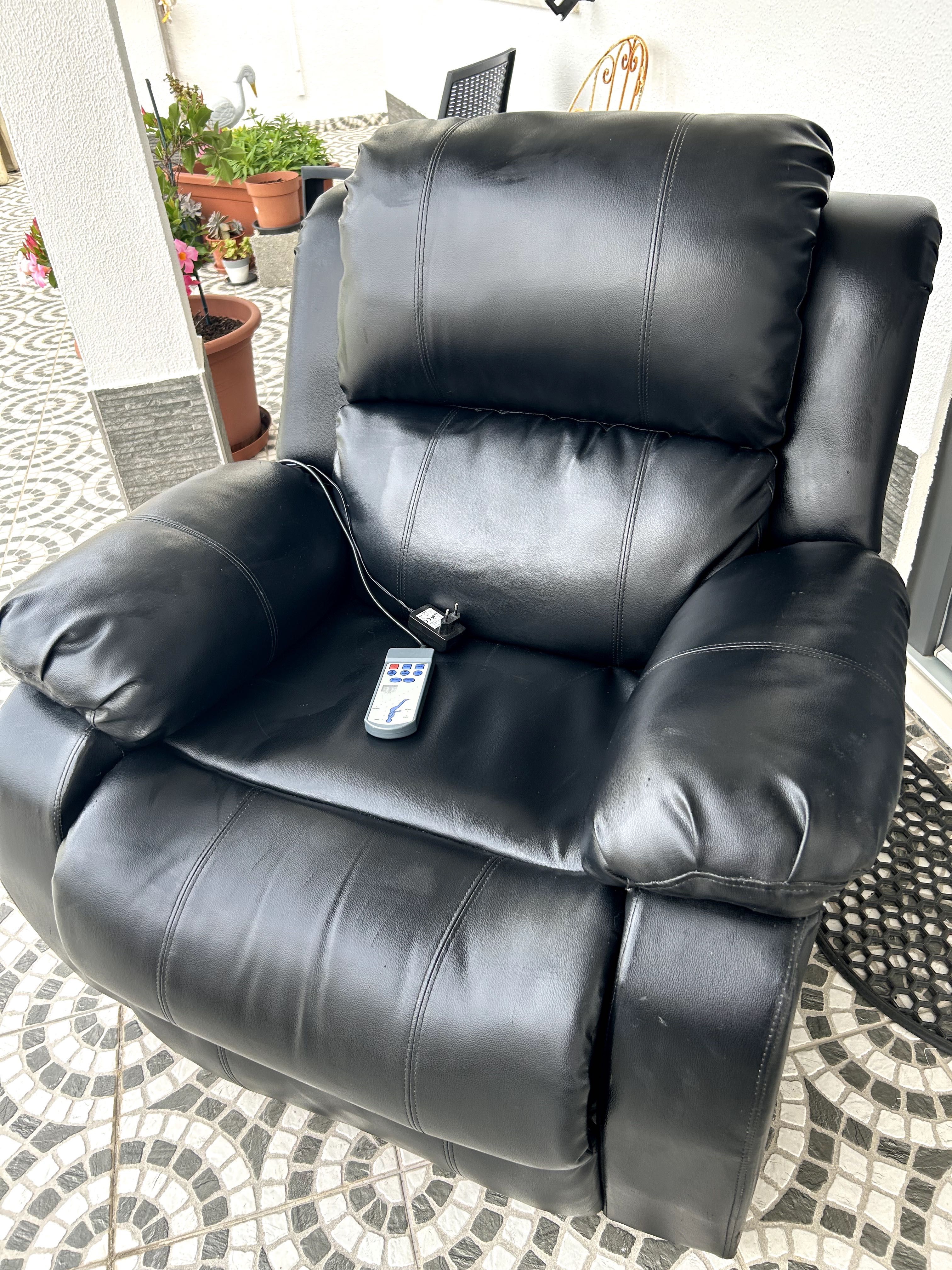 Sofá em pele preta com massagens de relaxar.