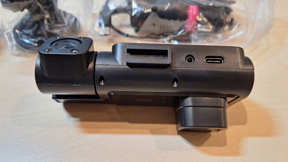 Автомобільний відеореєстратор на 2 камери, з екраном, USB-C