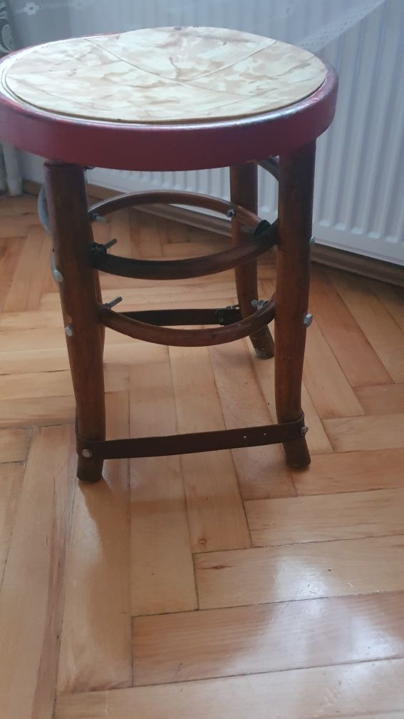 Pancerny stołek z czasów PRL
