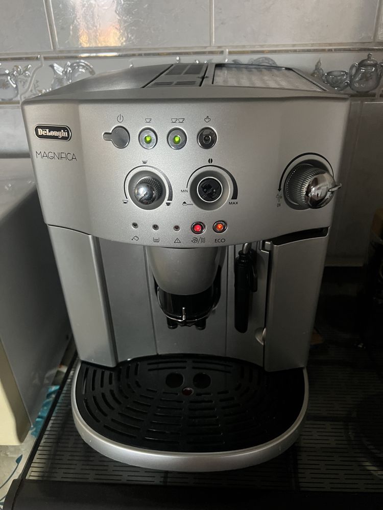 Maquina de cafe automatica Delonghi Magnifica