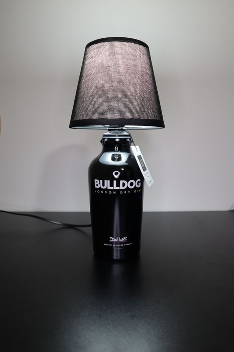 Candeeiro com garrafa de Bulldog