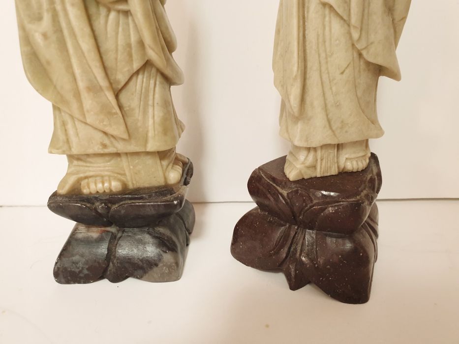 Lindas antigas esculturas asiáticas em pedra de sabão