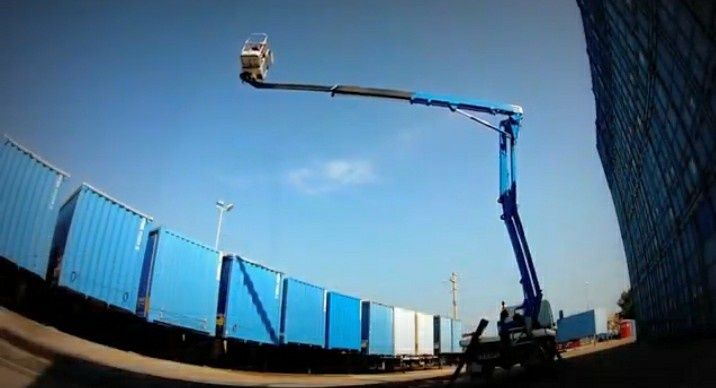 Usługi podnośnikiem koszowym podnośnik koszowy wzwyżka wycinka drzew