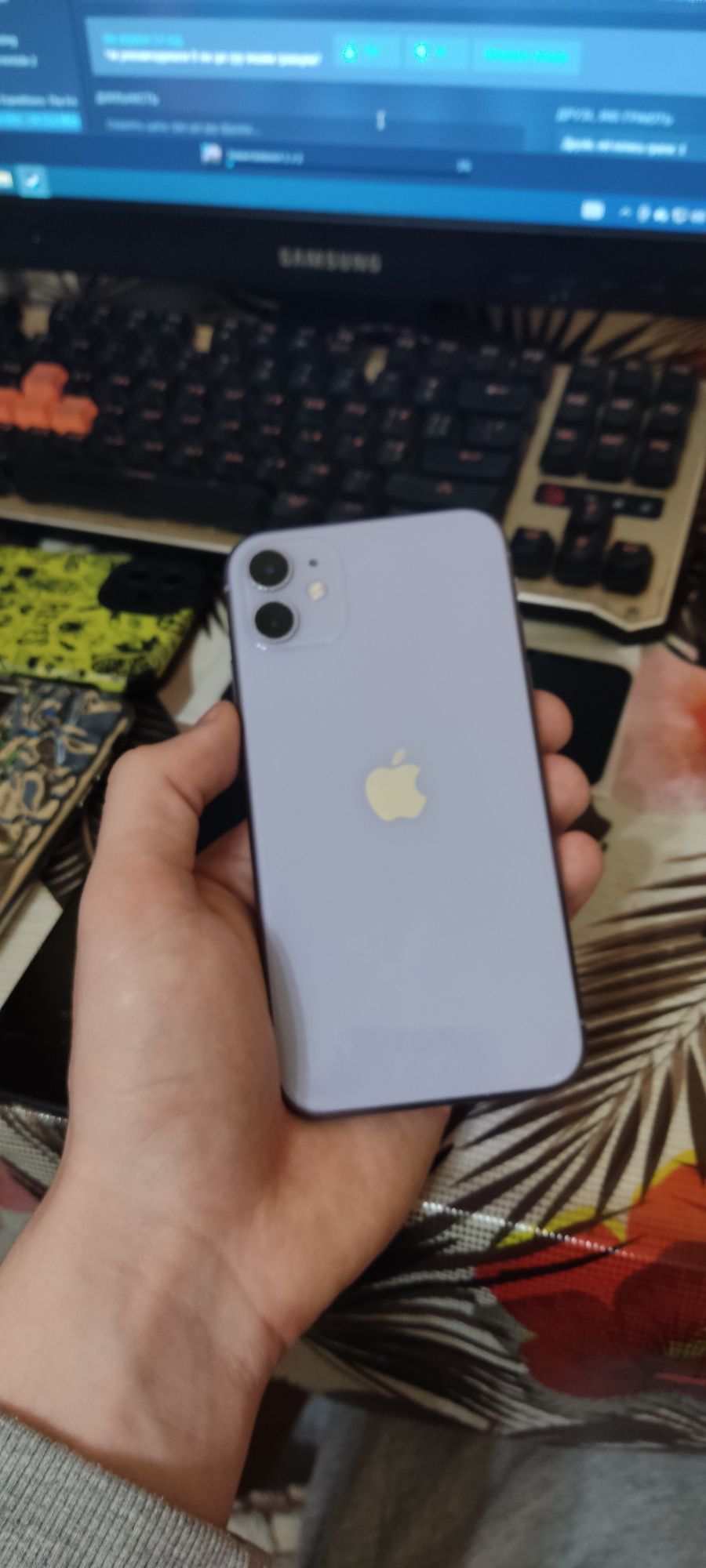 Продам айфон 11 + подарунок